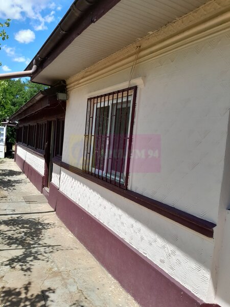 Movilita - vanzare casa 5 cam plus livada pe rod si teren 1800 mp