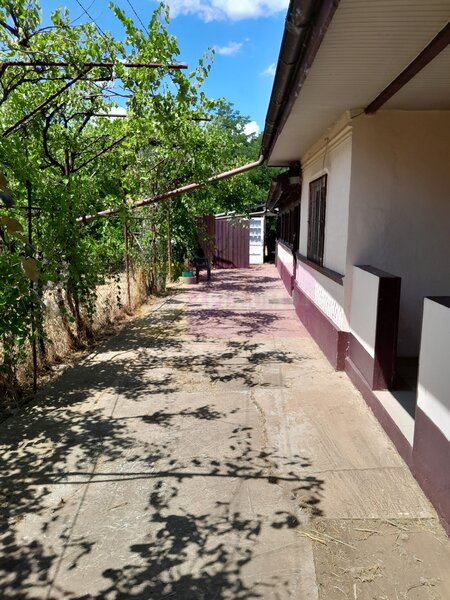 Movilita - vanzare casa 5 cam plus livada pe rod si teren 1800 mp
