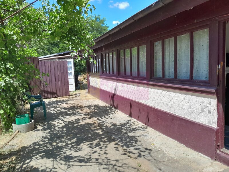 Movilita - vanzare casa 5 cam plus livada pe rod si teren 1800 mp