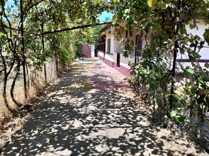 Movilita - vanzare casa 5 cam plus livada pe rod si teren 1800 mp